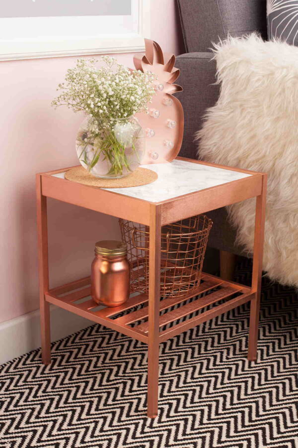 Mesa auxiliar y objetos decorados con spray metálico Rust-Oleum cobre