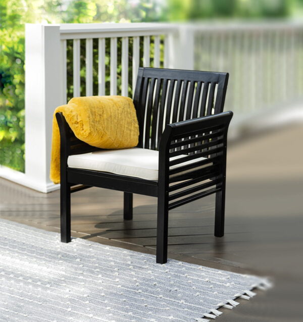 Silla de terraza restaurada con pintura Spray Brillante Negro Ultra Cover 2X, con terminación brillante sobre madera