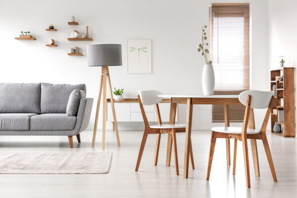 Tinte para Madera en Comedor Moderno con Muebles de Madera Clara