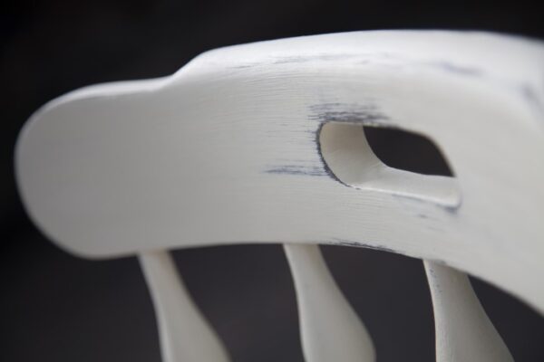 Respaldo de silla con pintura a la tiza y lijado decorativo