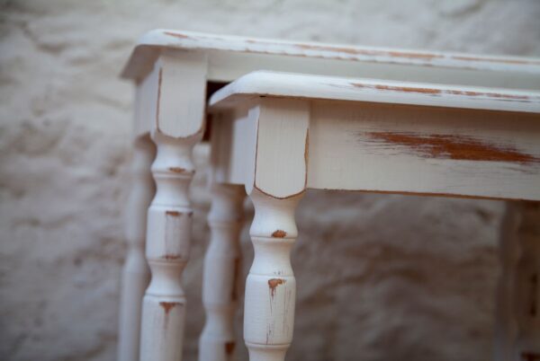 Detalle de patas de mesa tratadas con Pintura Tizada Blanco Lino desgastado