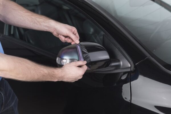 Pintura Peel Coat removible aplicada en espejo lateral automotriz