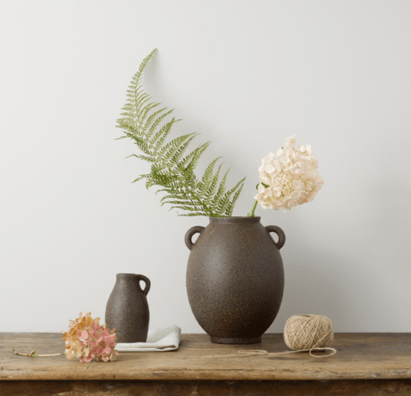 Jarrones decorativos con textura lograda con Spray Efecto Piedra