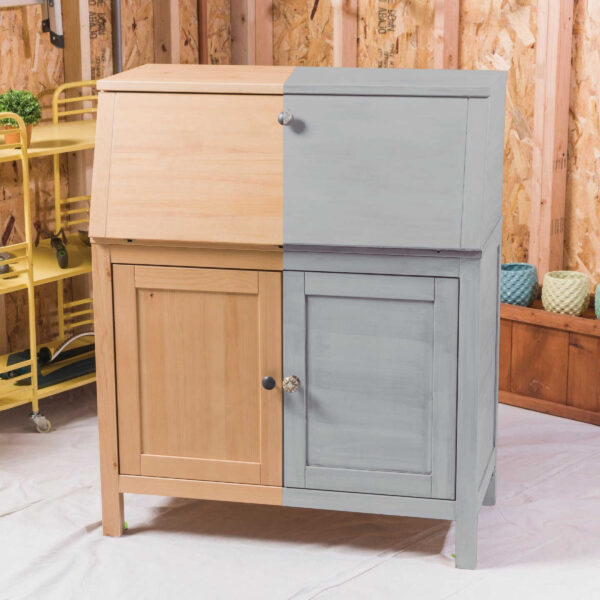 Mueble de madera con aplicación parcial de pintura a la tiza en spray Chalked Rust-Oleum mostrando antes y despué