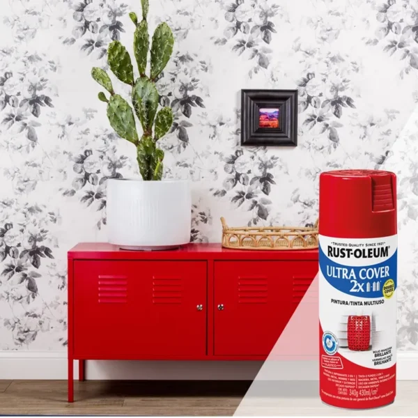Mueble metálico restaurado con pintura en aerosol Spray Brillante Rojo Manzana Ultra Cover 2X de Rust-Oleum, acabado intenso y duradero