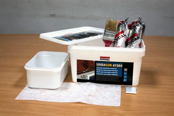 Contenido completo del kit Soudagum Hydro de 1 kg con membrana impermeabilizante elástica, brocha, guantes, geotextil y recipientes