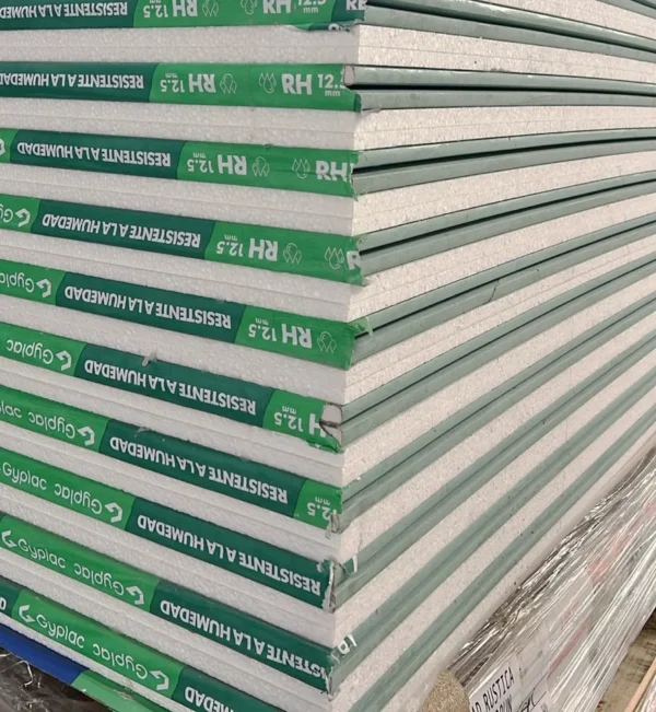 Planchas de yeso cartón RH de 12,5 mm marca Gyplac apiladas para construcción
