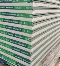 Planchas de yeso cartón RH de 12,5 mm marca Gyplac apiladas para construcción